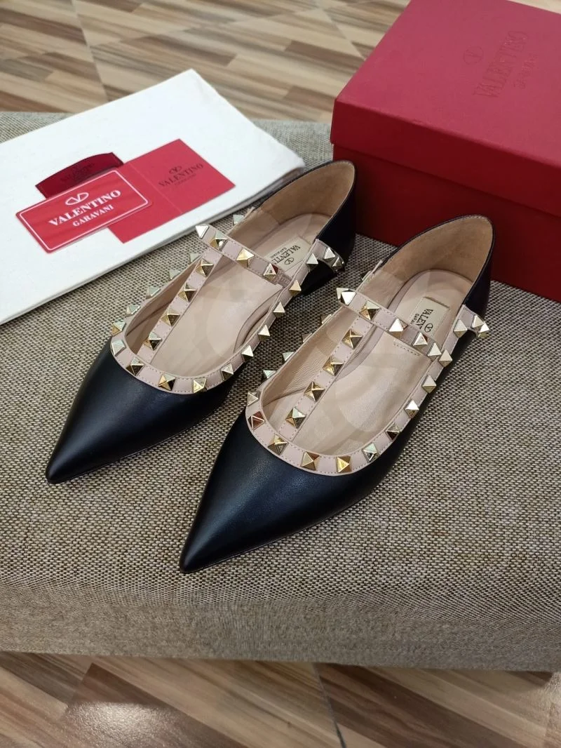 Sophisticated Valentino Low Shoes 36709