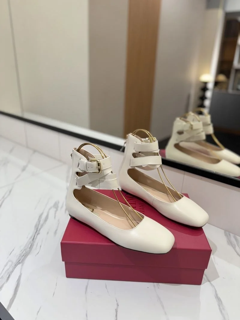 Supportive Valentino Low Shoes 36443