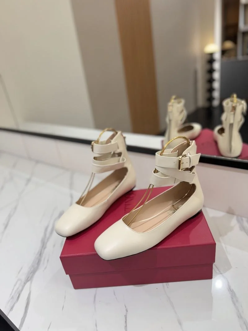 Supportive Valentino Low Shoes 36443