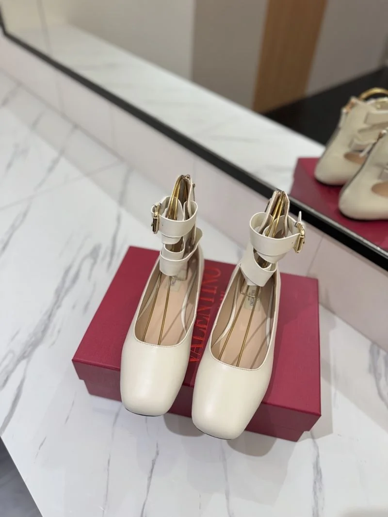 Supportive Valentino Low Shoes 36443