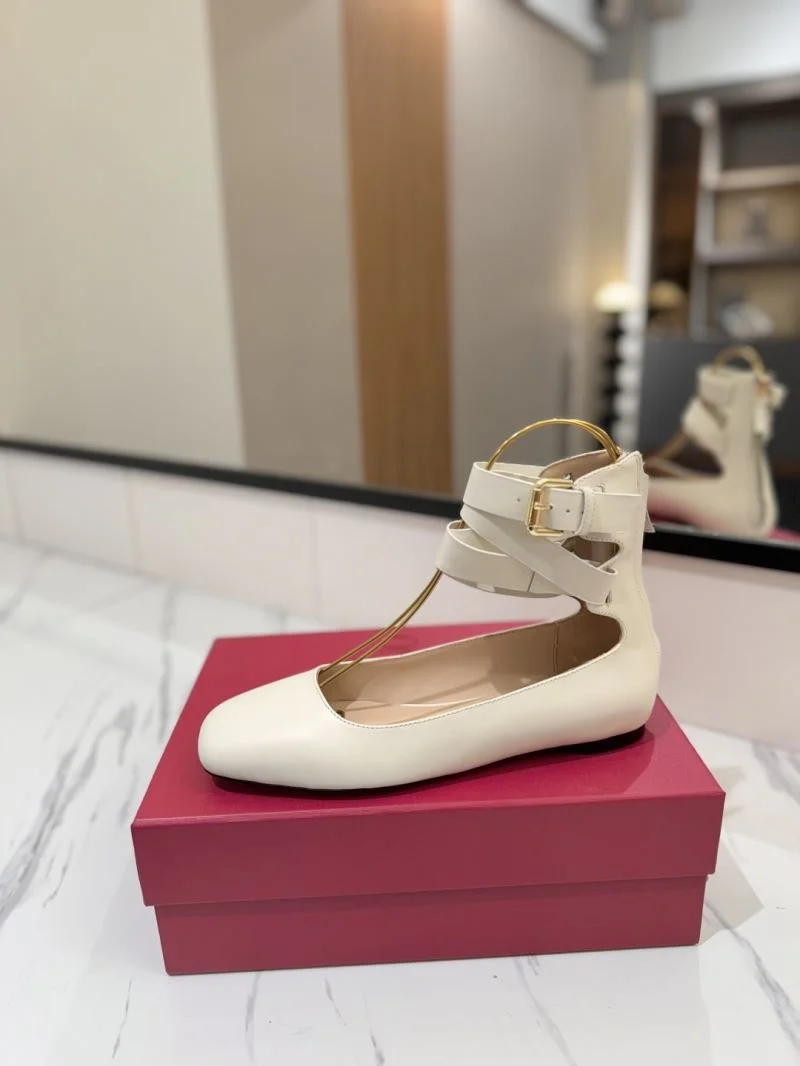 Supportive Valentino Low Shoes 36443
