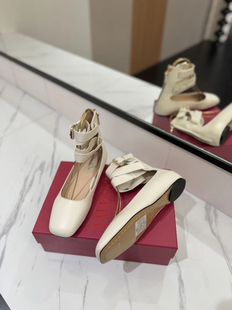 Supportive Valentino Low Shoes 36443