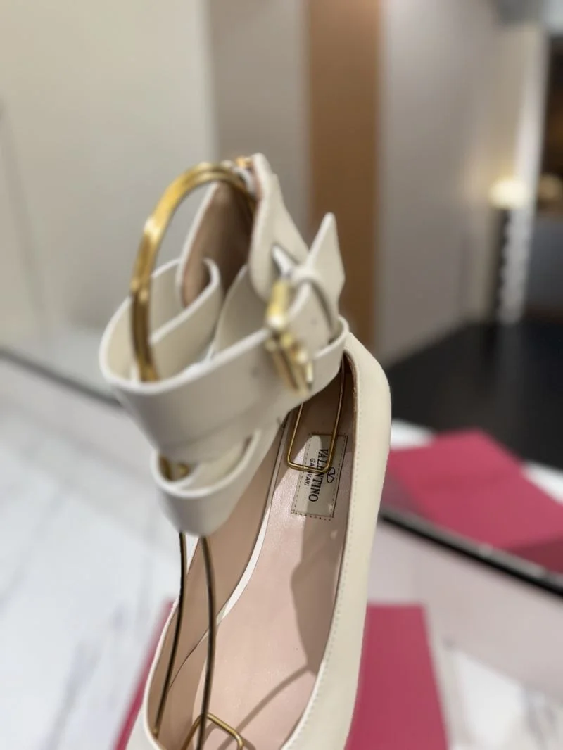 Supportive Valentino Low Shoes 36443