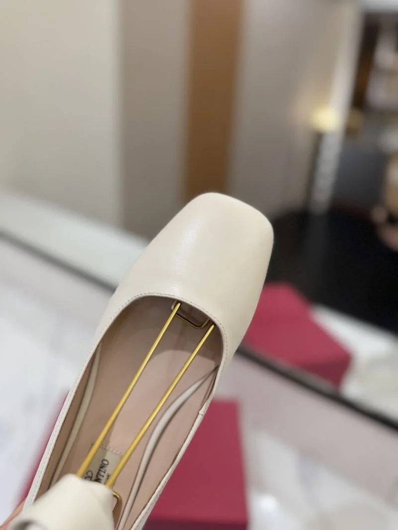 Supportive Valentino Low Shoes 36443