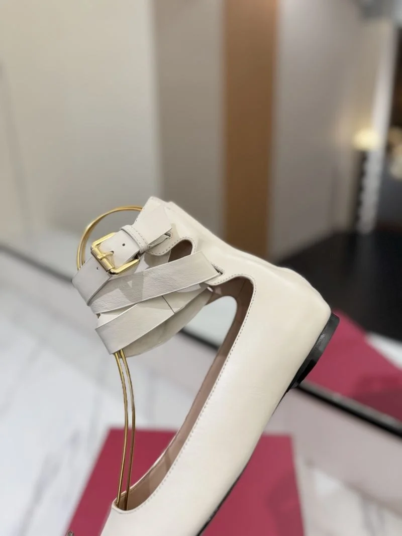 Supportive Valentino Low Shoes 36443