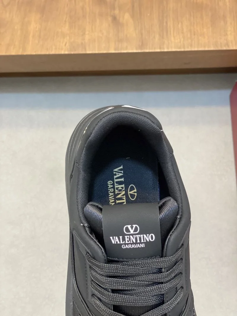 Lightweight Valentino Low Shoes 37002