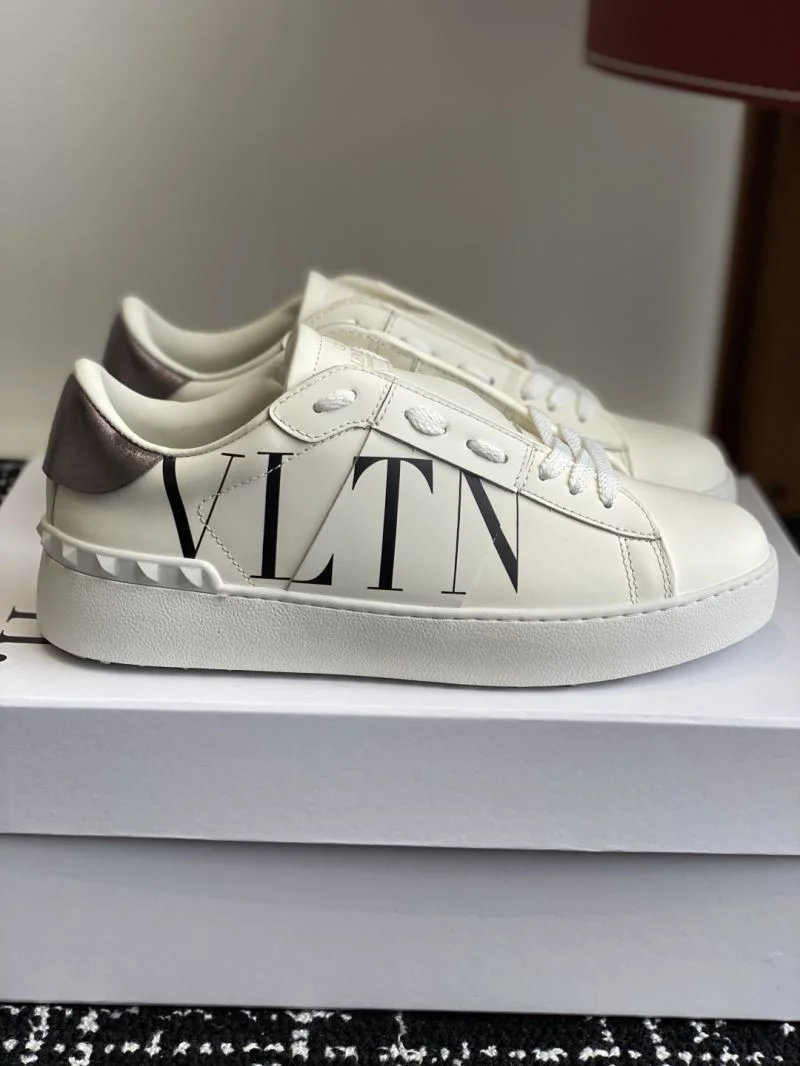 Supportive Valentino Low Shoes 36166
