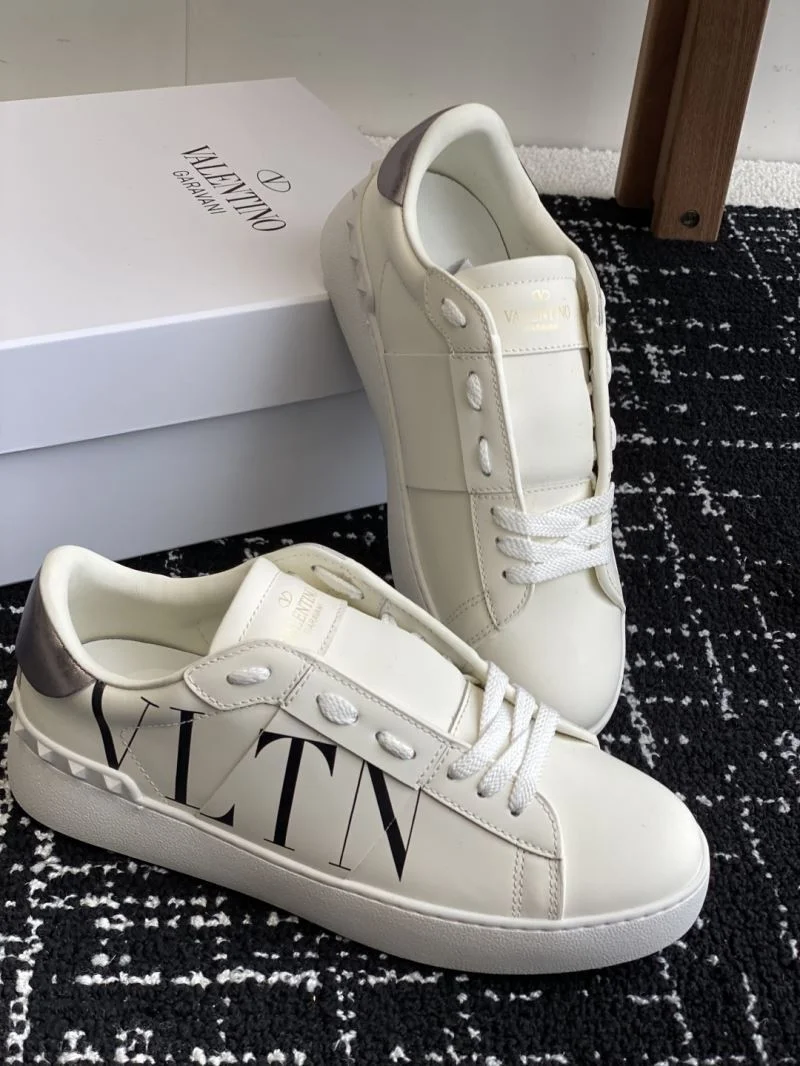 Supportive Valentino Low Shoes 36166