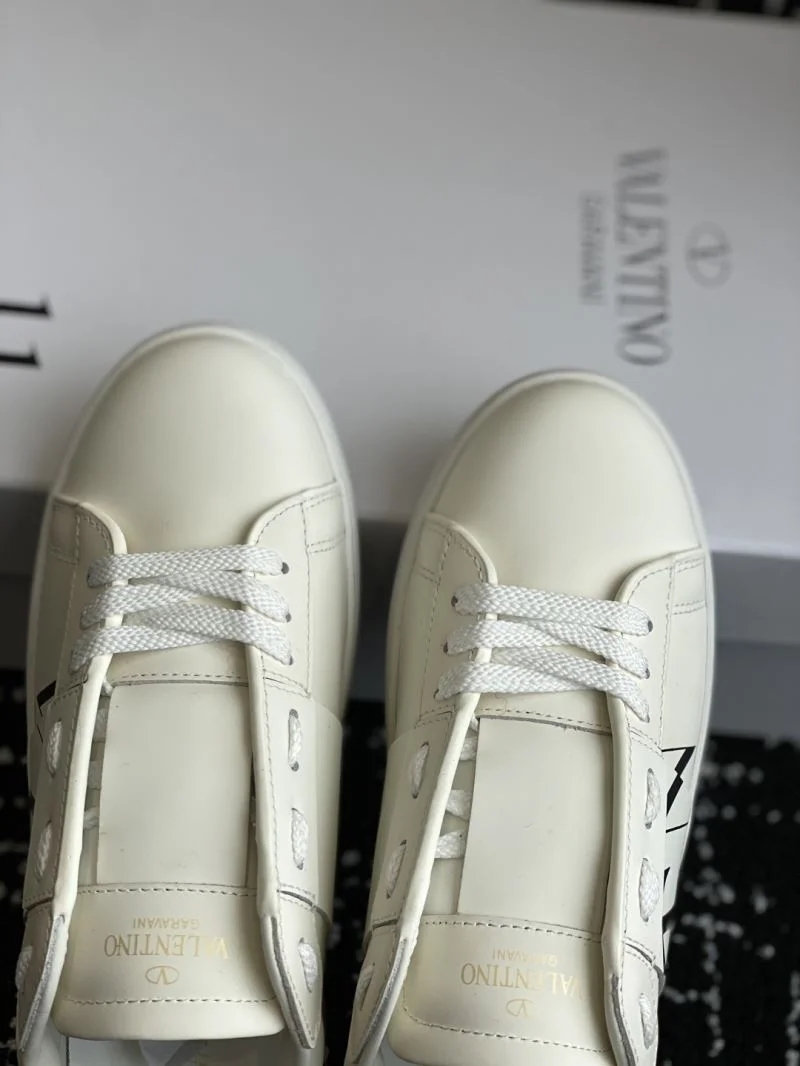 Supportive Valentino Low Shoes 36166