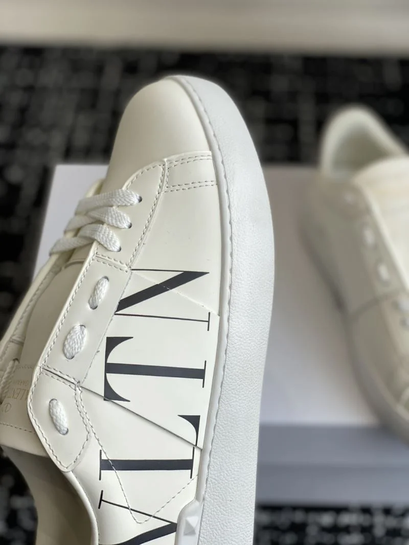 Supportive Valentino Low Shoes 36166