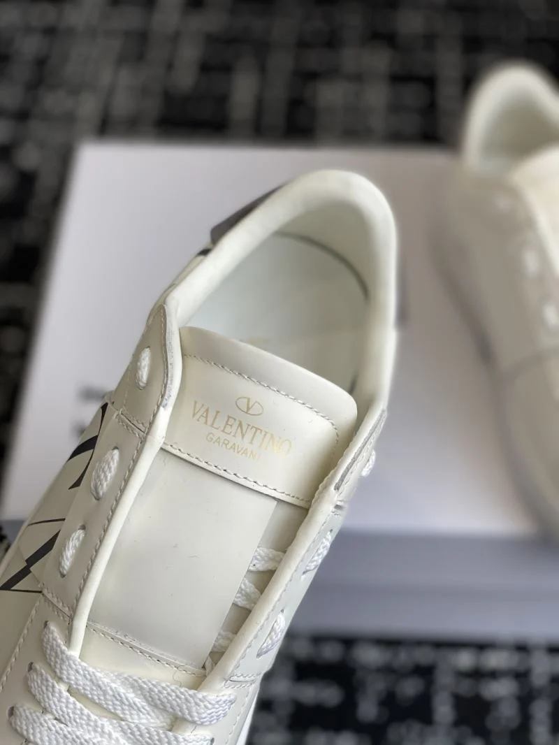Supportive Valentino Low Shoes 36166