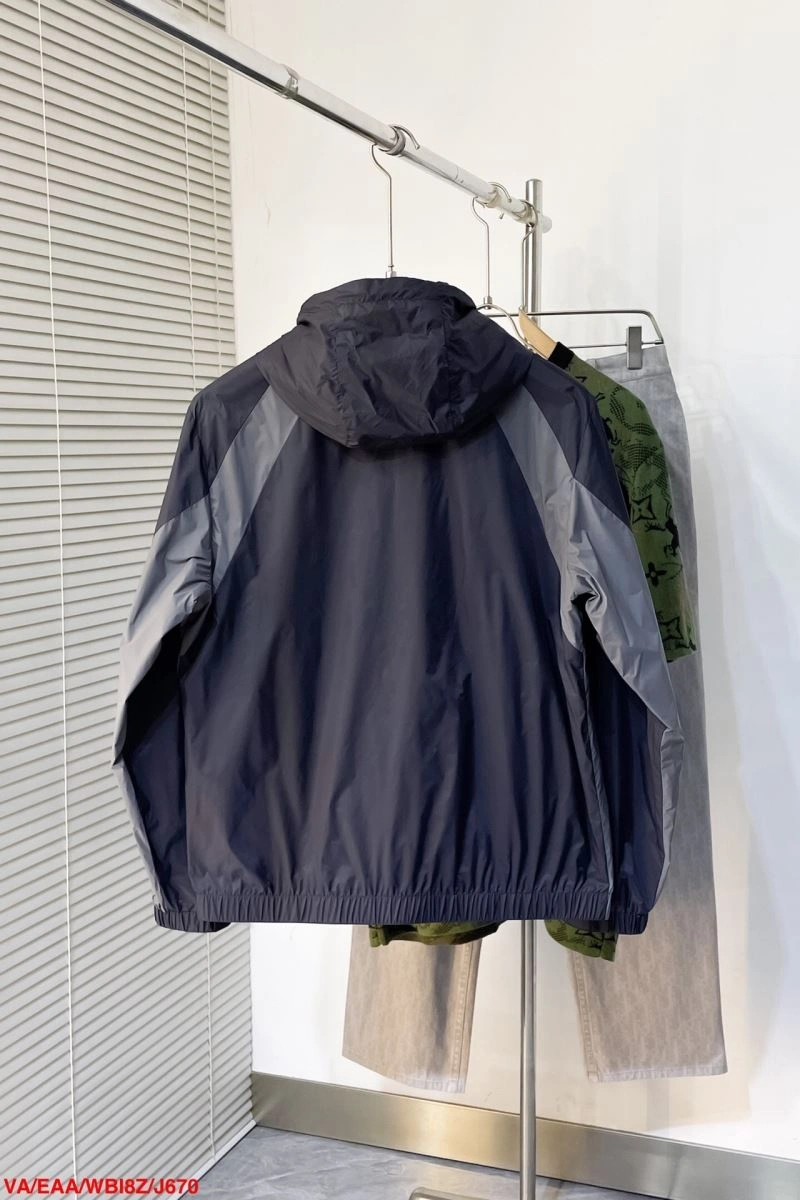 Minimalist Valentino Outwear 175005