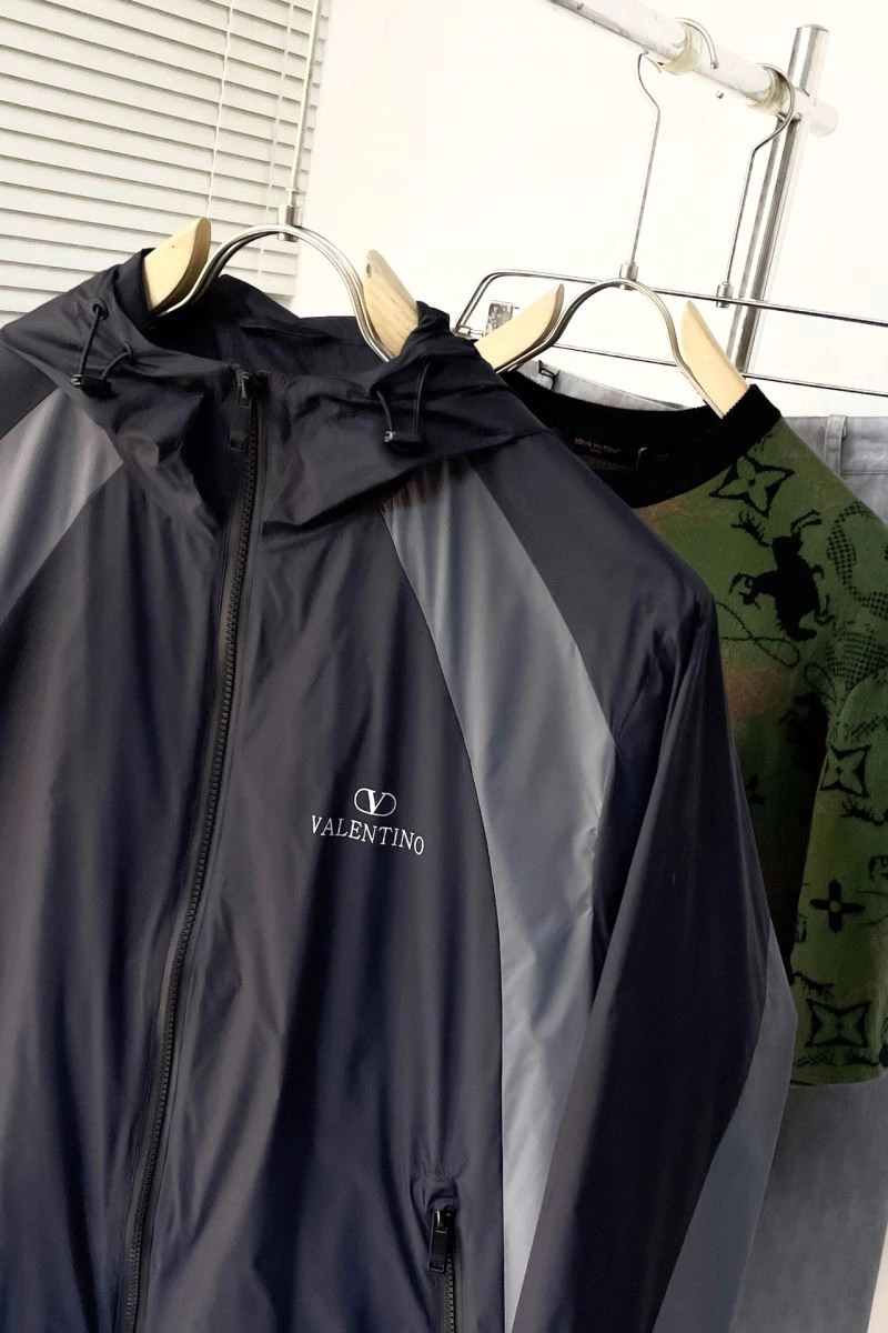 Minimalist Valentino Outwear 175005