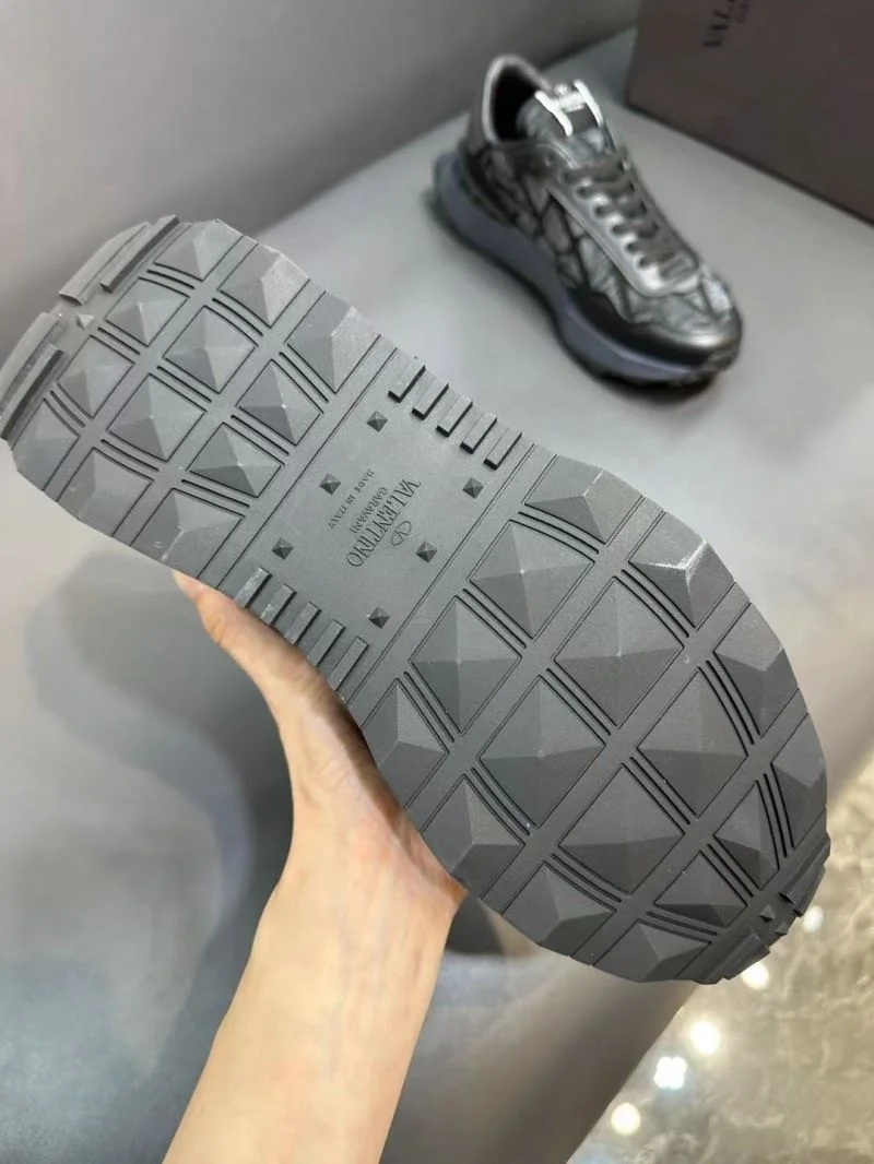 Trendsetting Valentino Rockrunner Shoes 36846