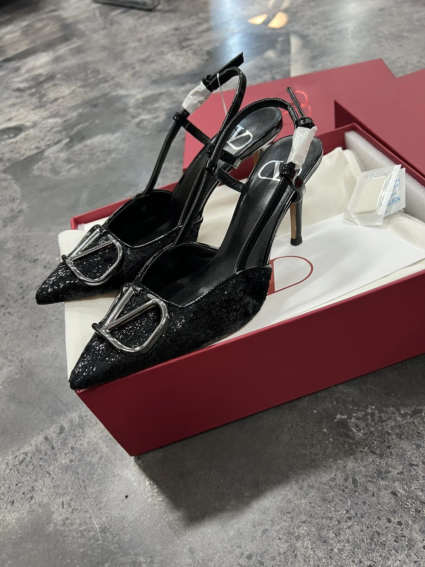 TechFriendly Valentino Sandals 36080