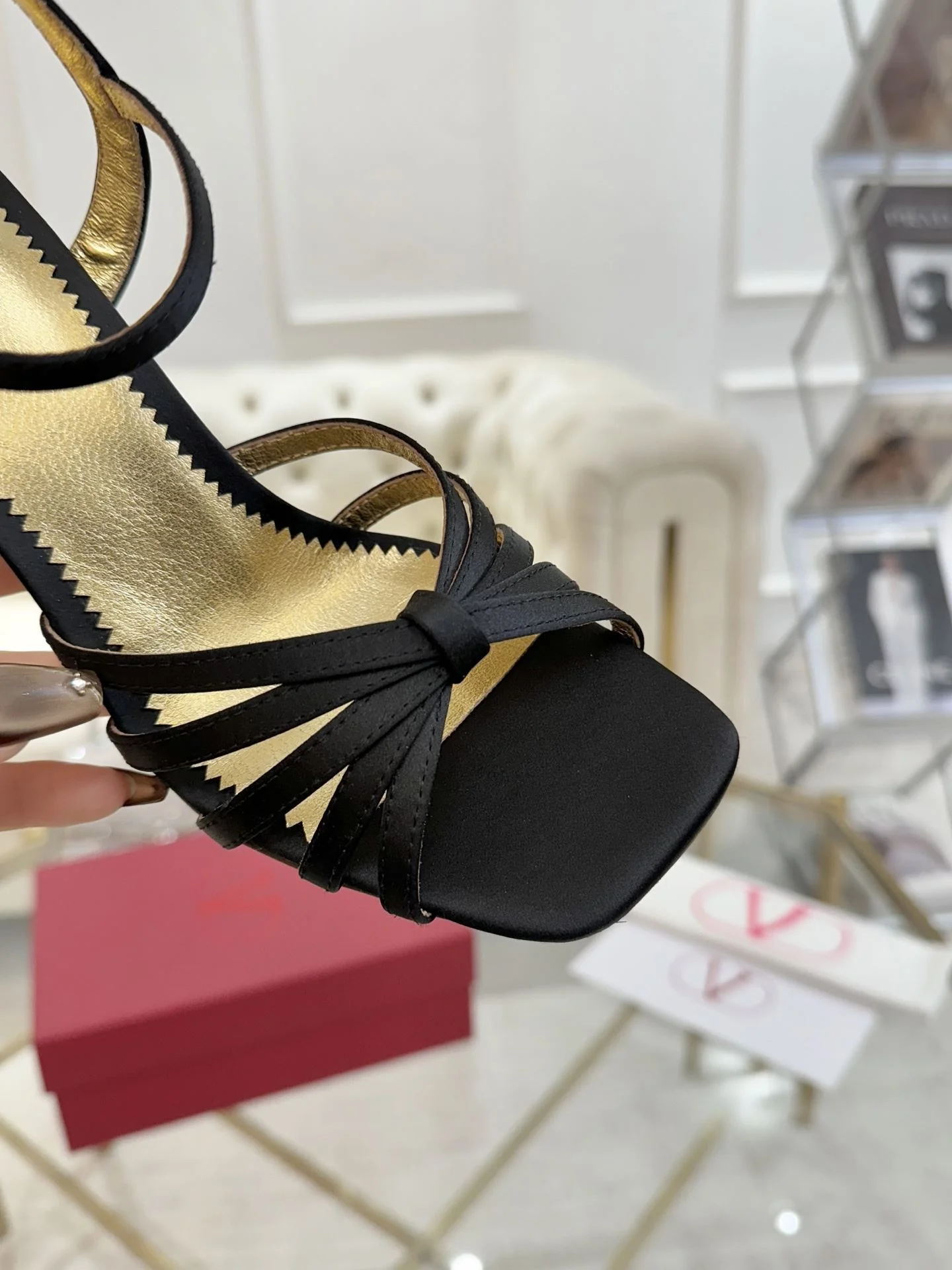 Minimalist Valentino Sandals 36078