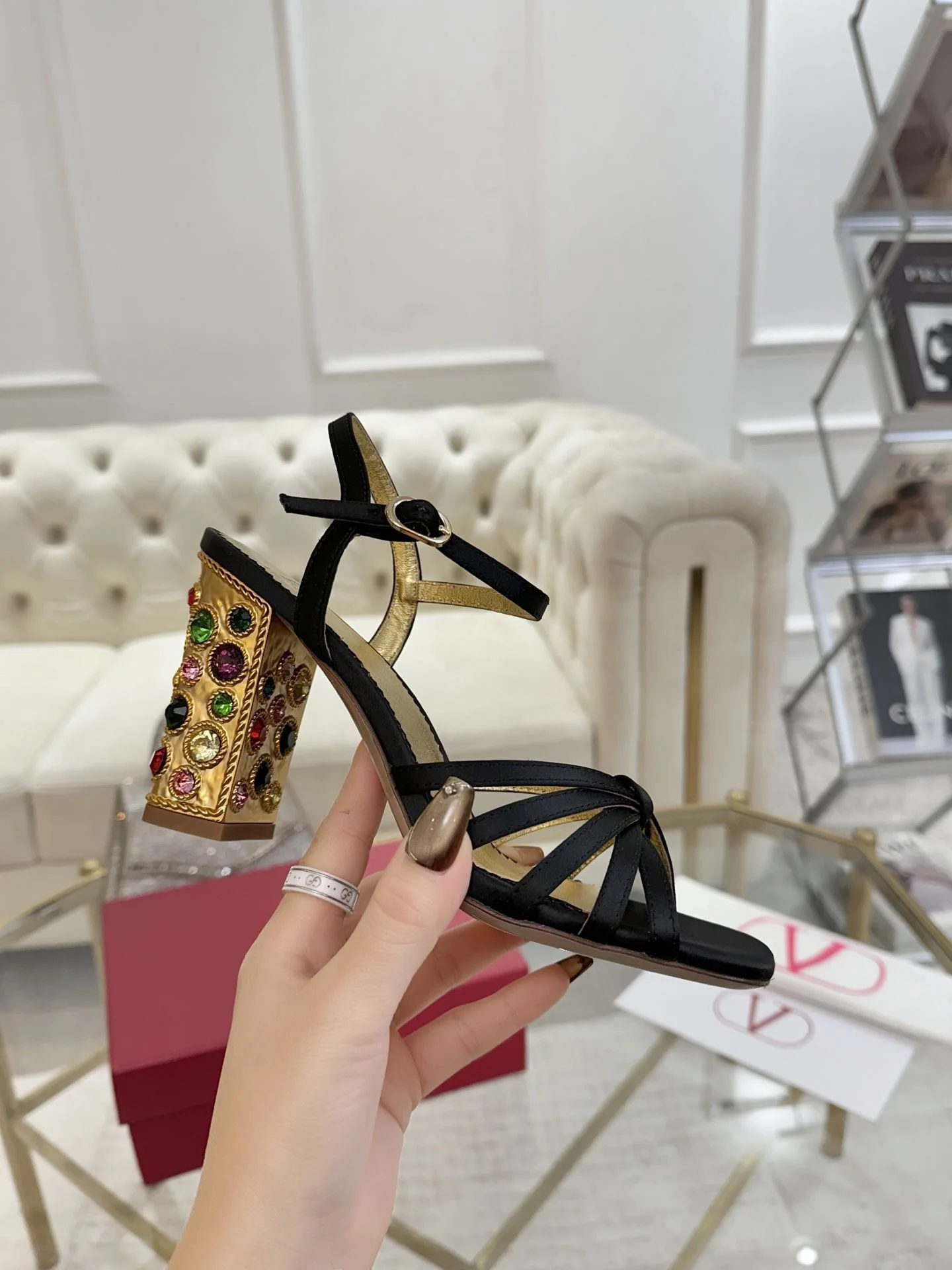 Minimalist Valentino Sandals 36078