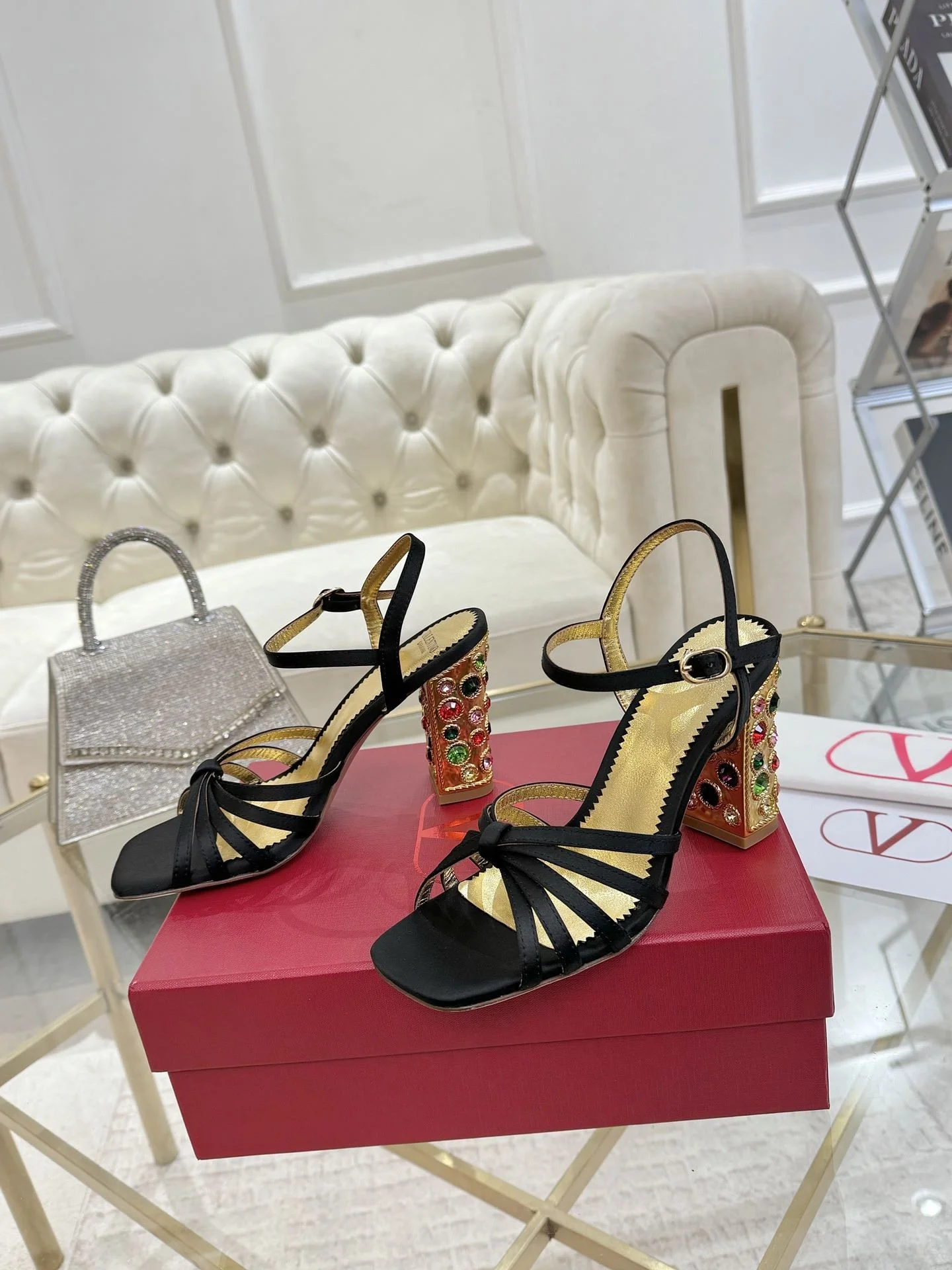Minimalist Valentino Sandals 36078
