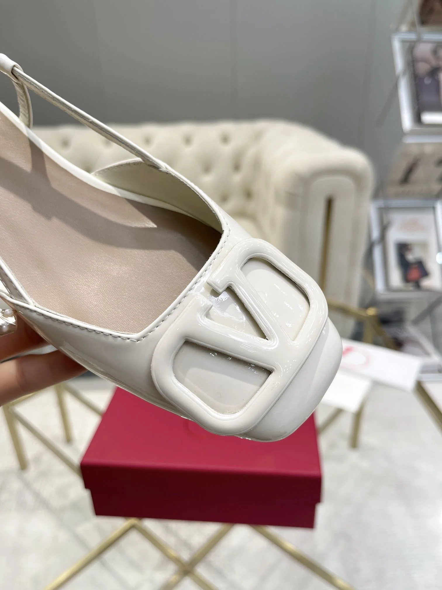 Trendsetting Valentino Sandals 36047