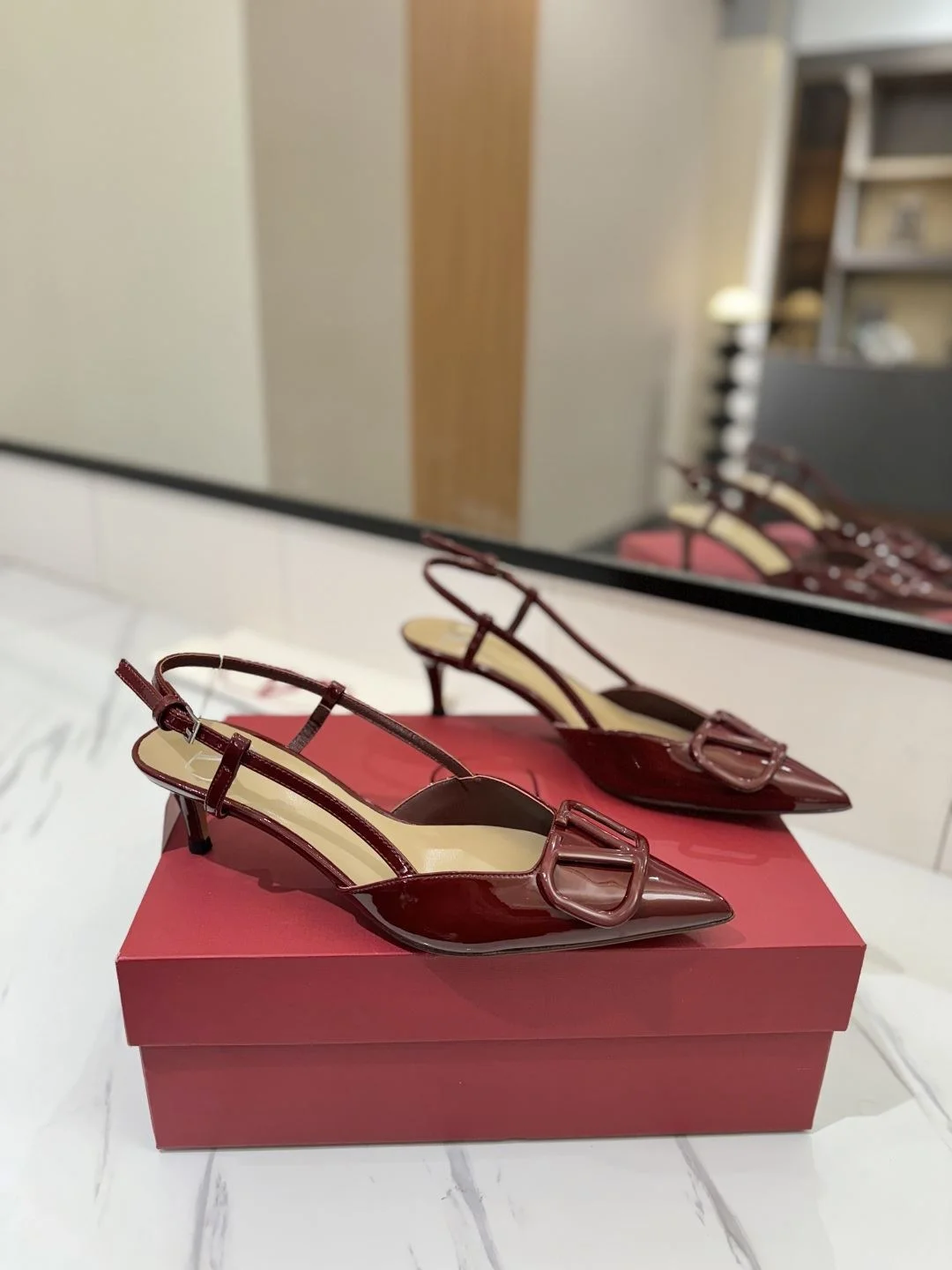 Minimalist Valentino Sandals 36004