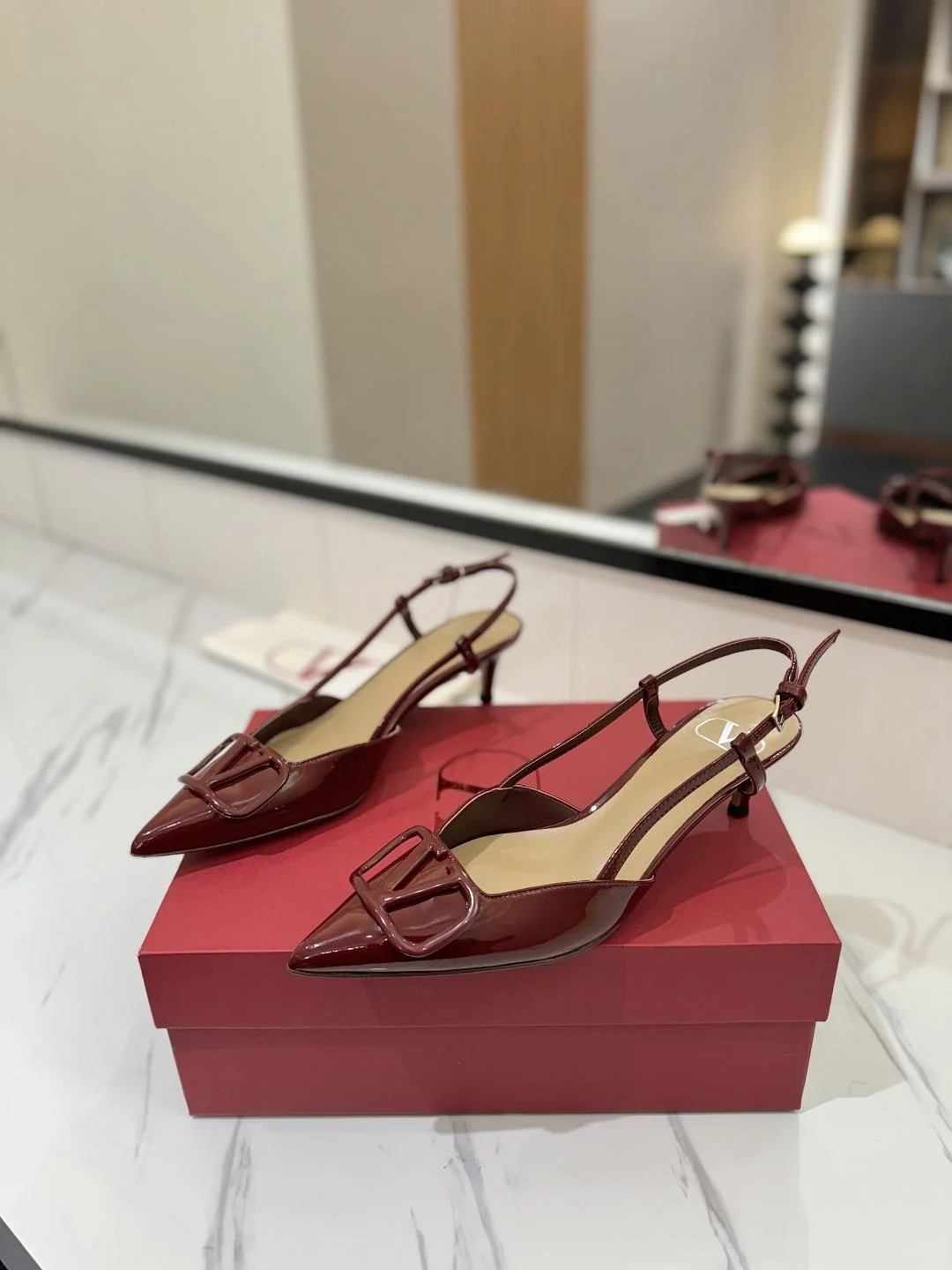 Minimalist Valentino Sandals 36004