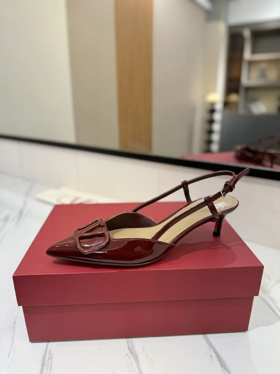 Minimalist Valentino Sandals 36004