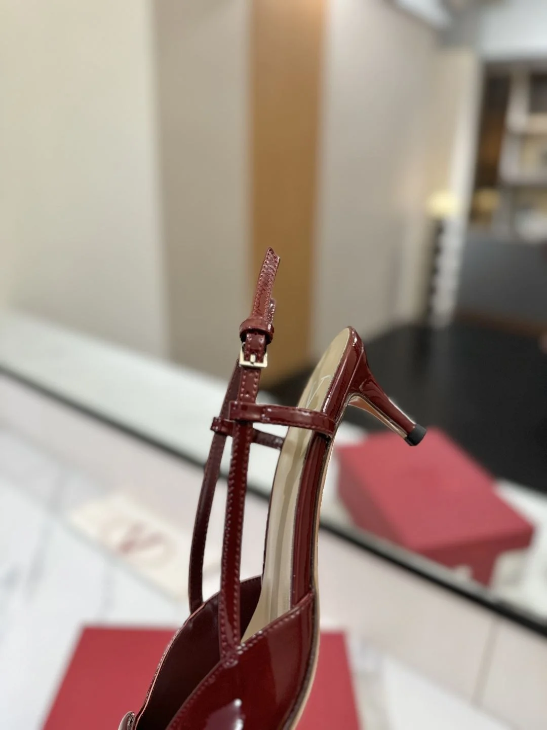 Minimalist Valentino Sandals 36004