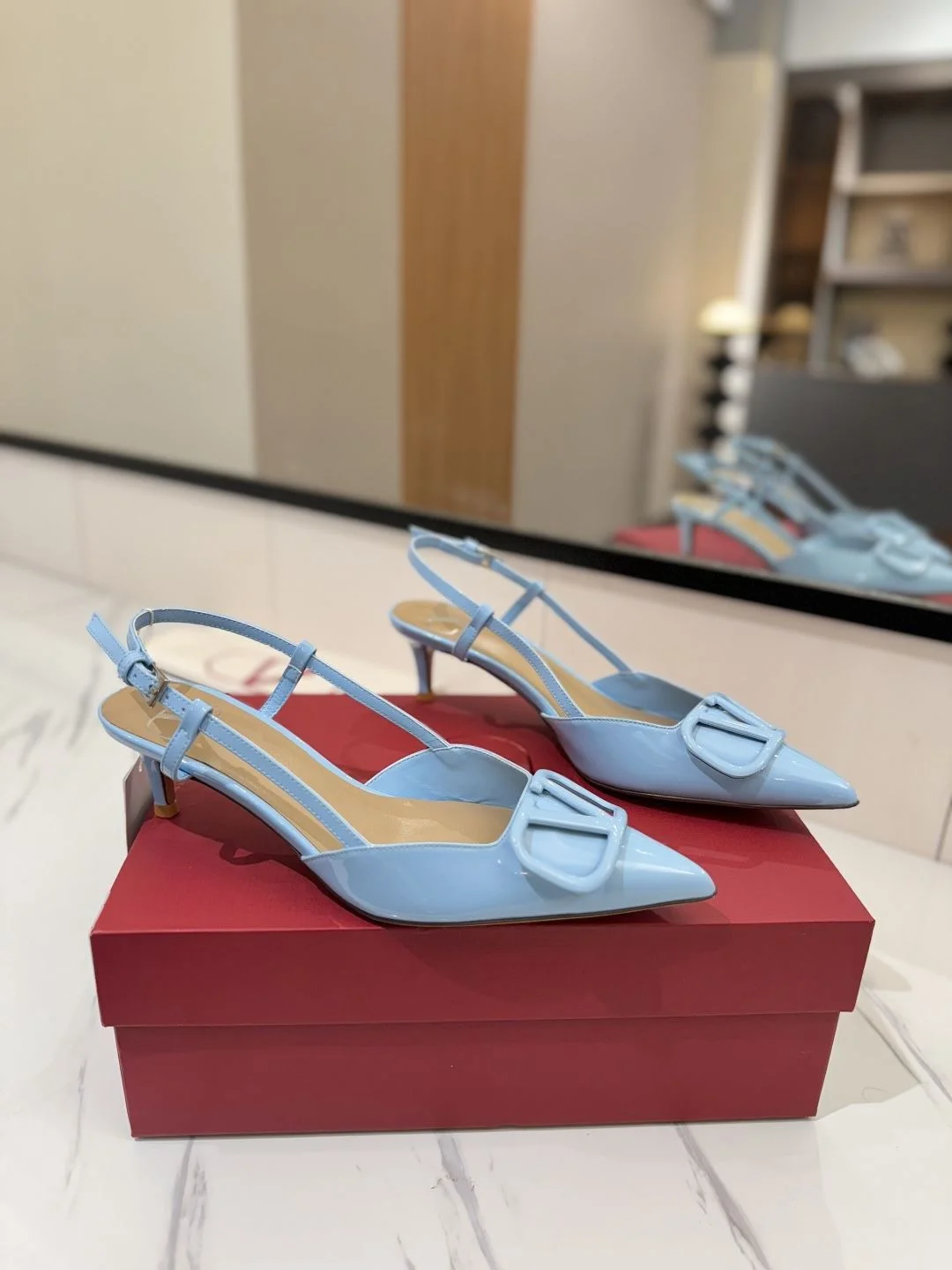 Valentino Sandals Contemporary 36005
