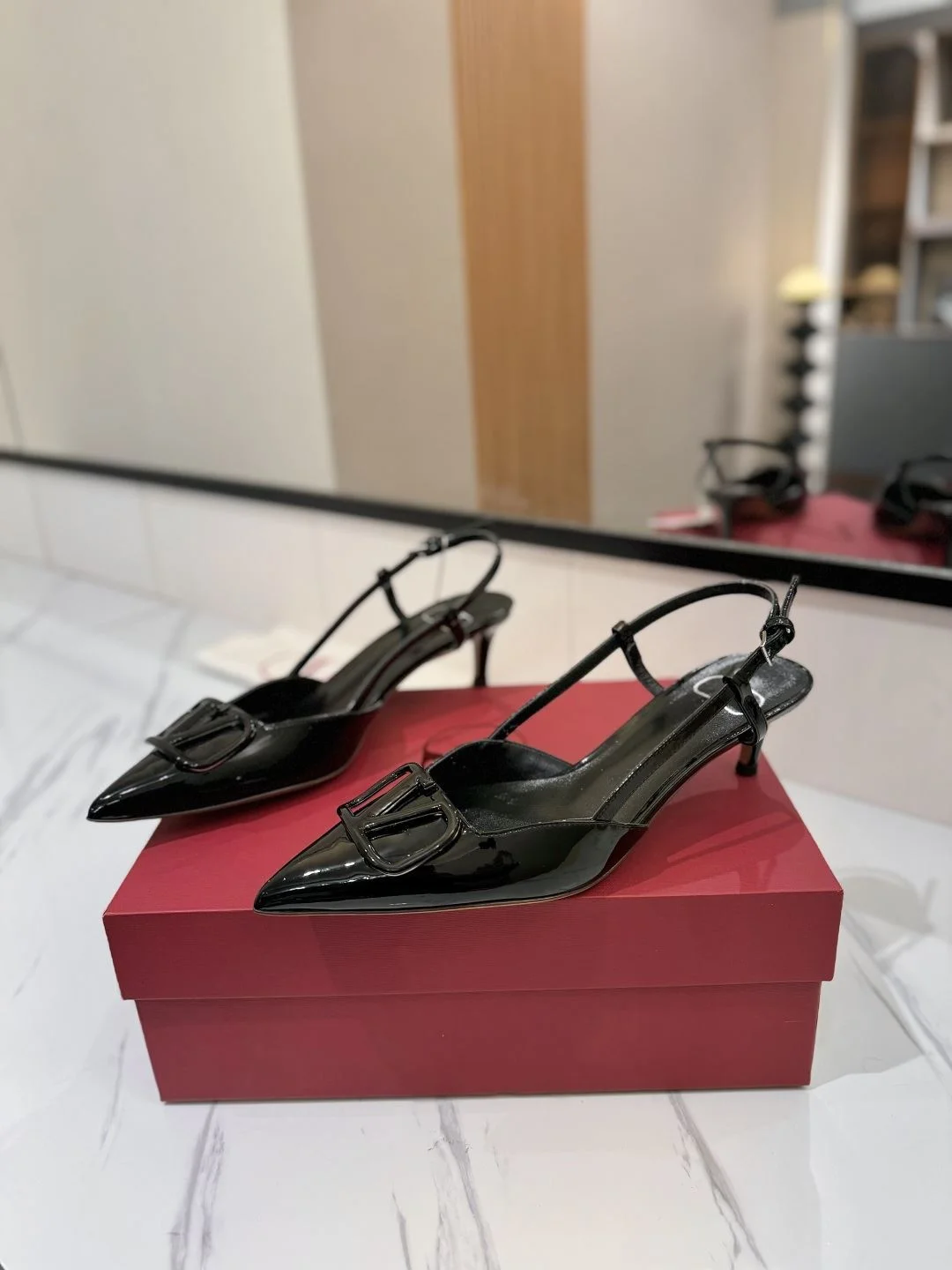 Valentino Sandals Compact 36009