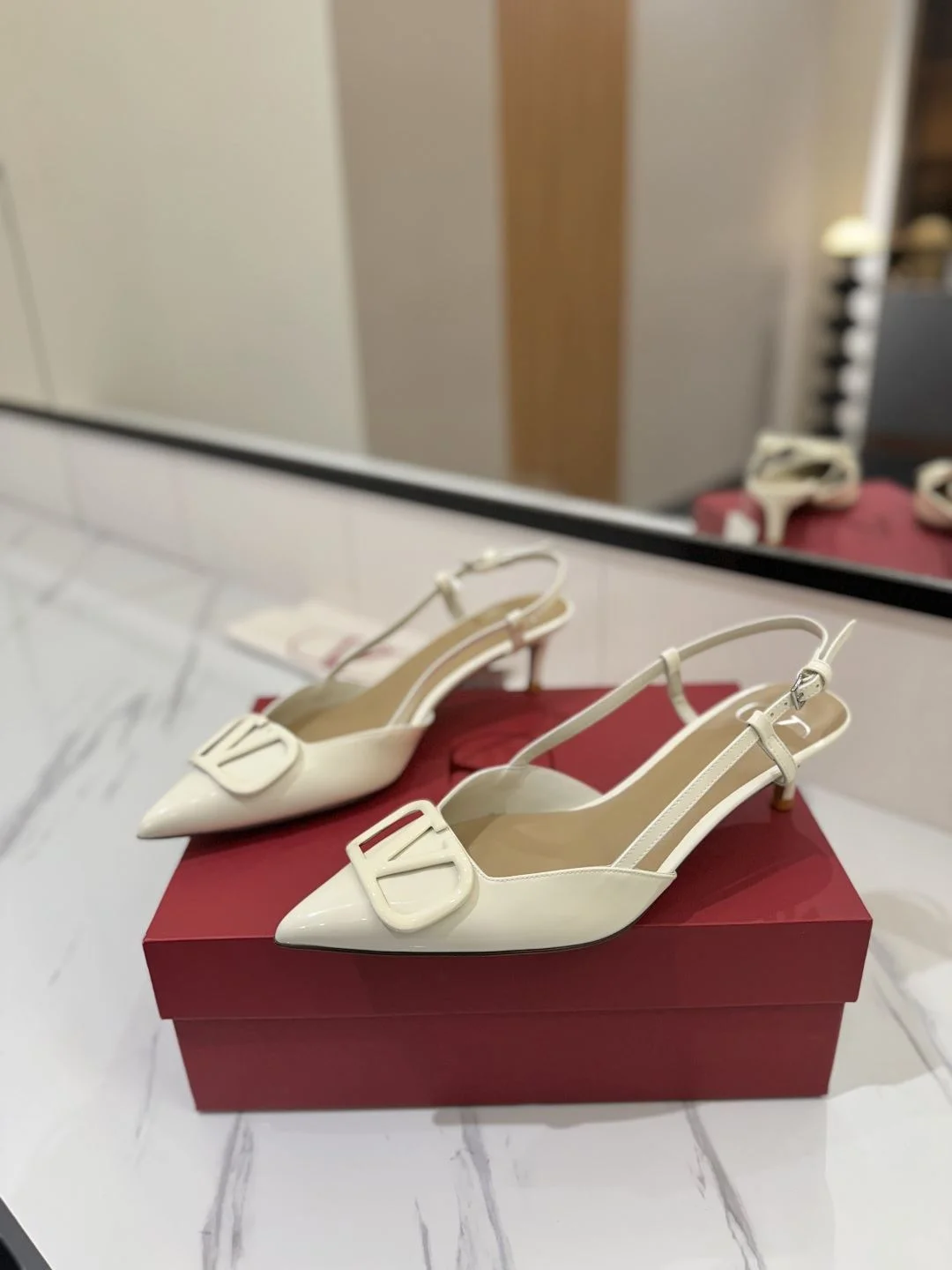 Valentino Sandals Breathable 36001