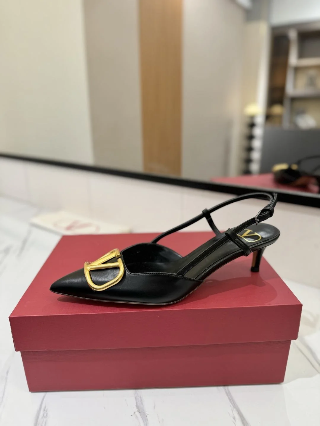Popular Valentino Sandals 35996