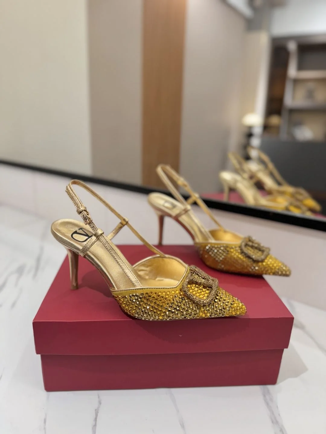 EyeCatching Valentino Sandals 35952