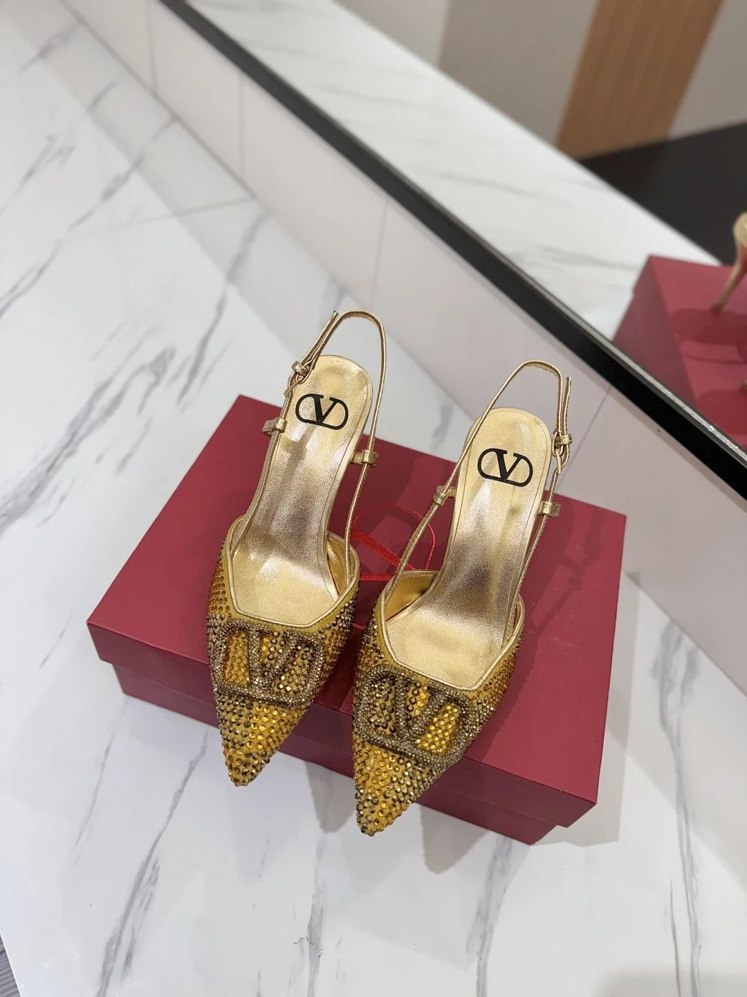 EyeCatching Valentino Sandals 35952