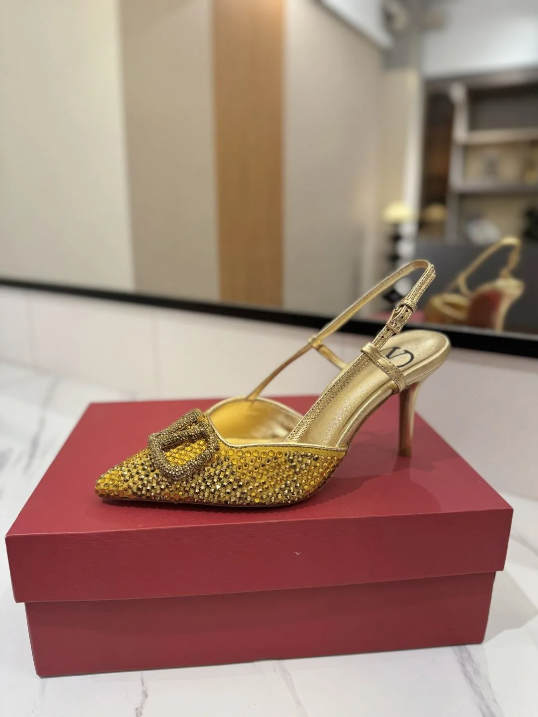 EyeCatching Valentino Sandals 35952