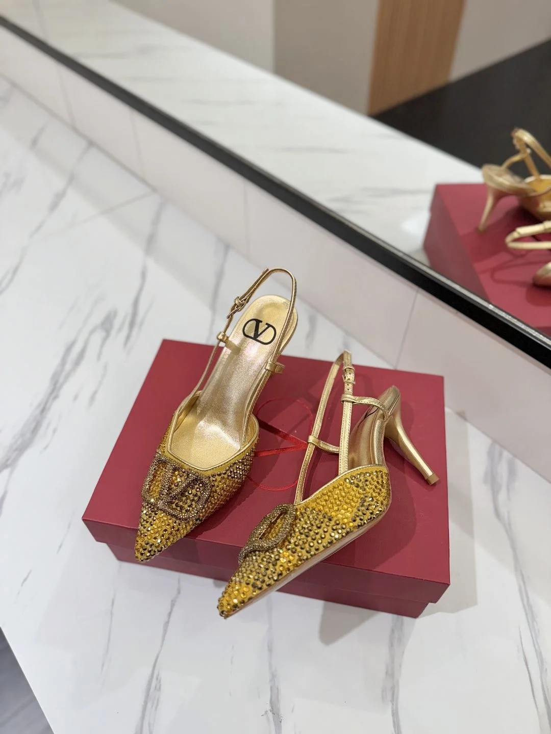 EyeCatching Valentino Sandals 35952