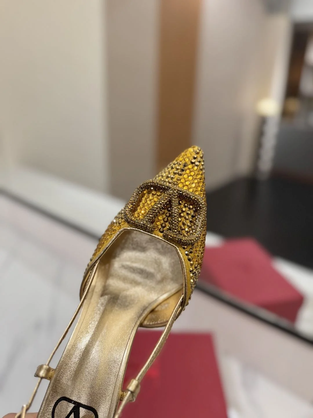 EyeCatching Valentino Sandals 35952