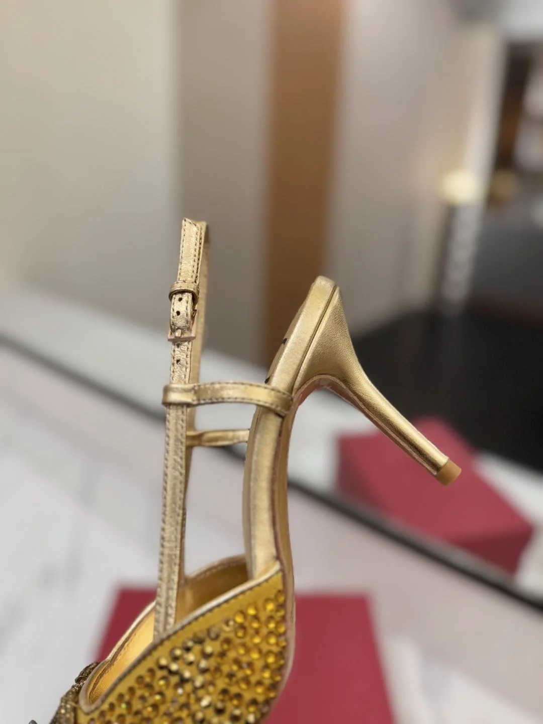 EyeCatching Valentino Sandals 35952