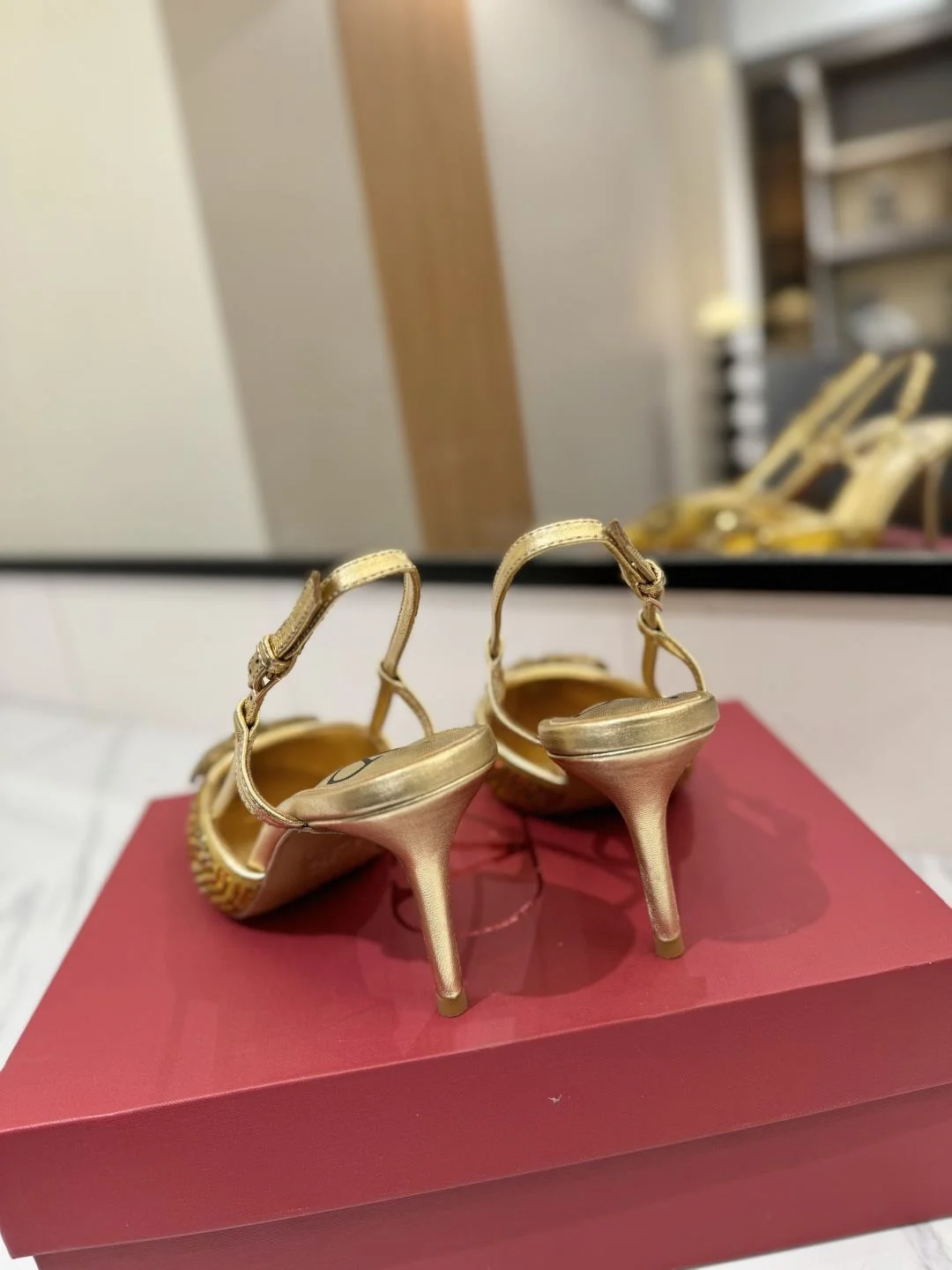 EyeCatching Valentino Sandals 35952