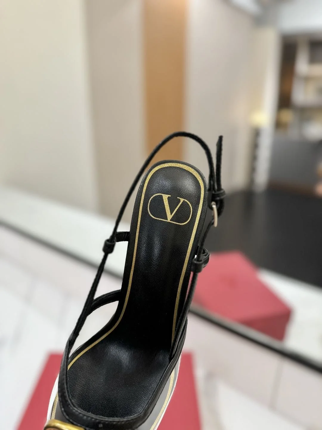 Valentino Sandals Snug 35954