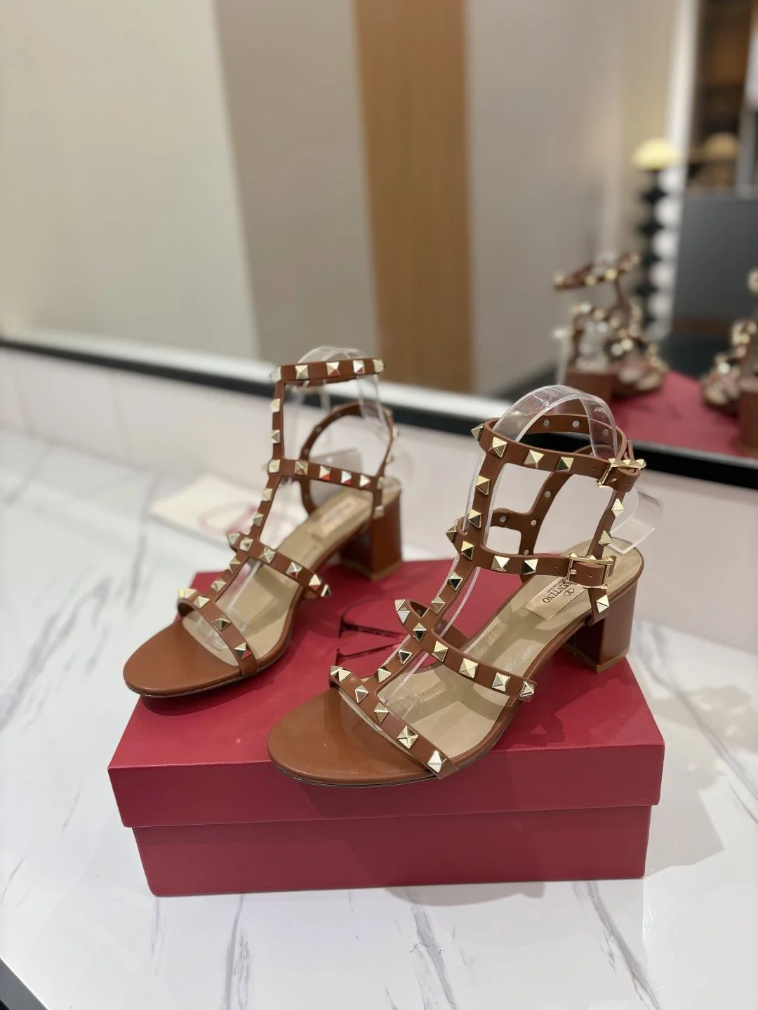FlexibleFit Valentino Sandals 35940