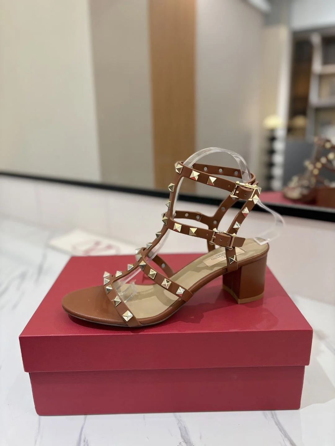 FlexibleFit Valentino Sandals 35940