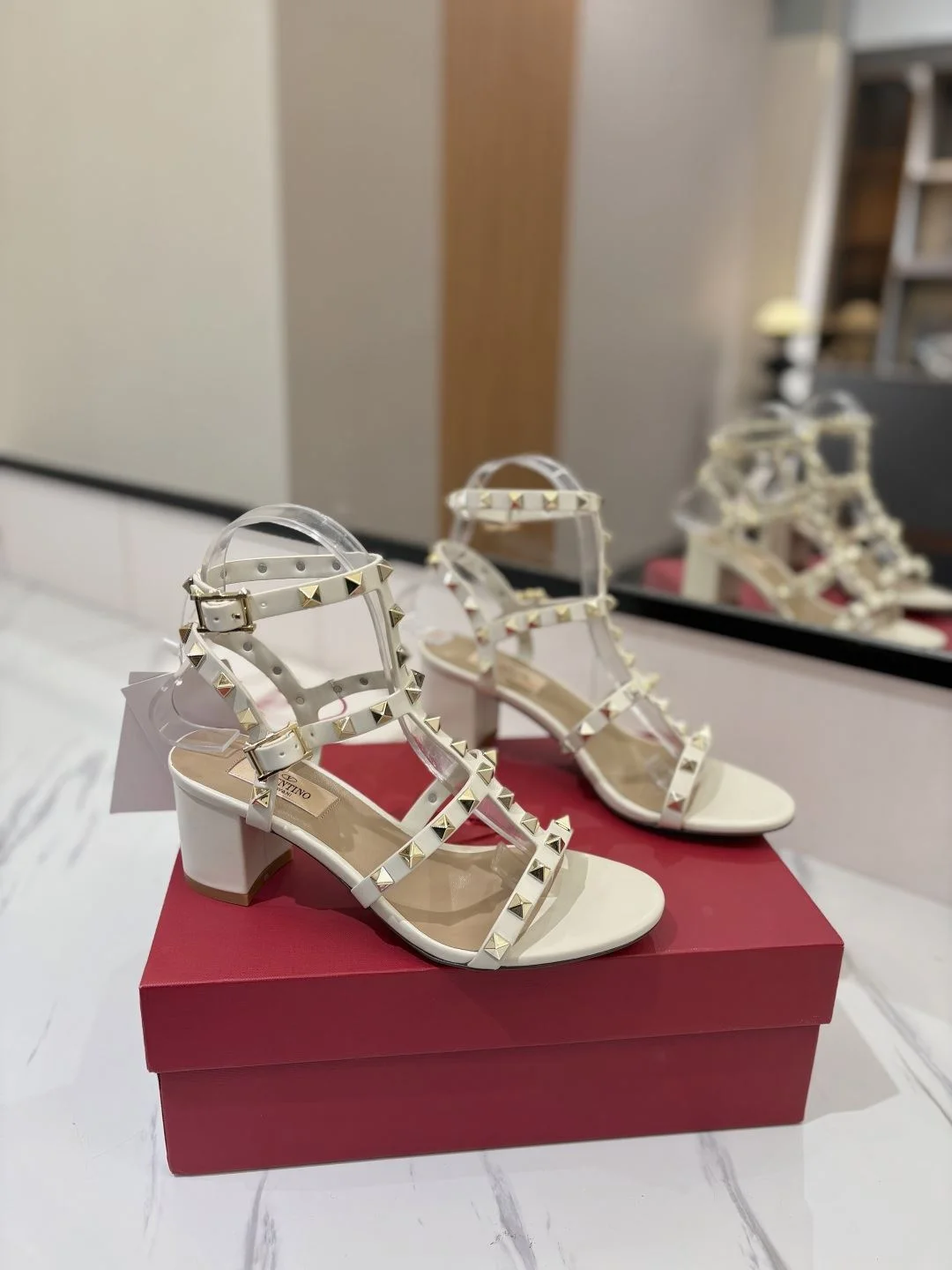 EyeCatching Valentino Sandals 35941
