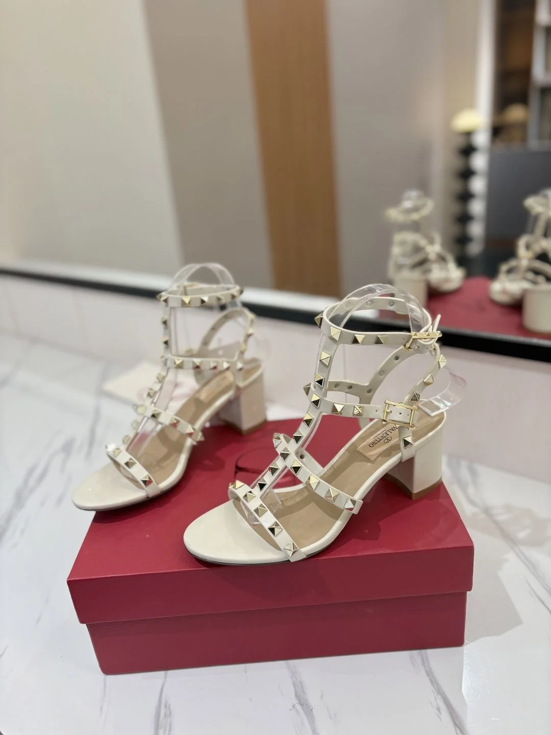 EyeCatching Valentino Sandals 35941
