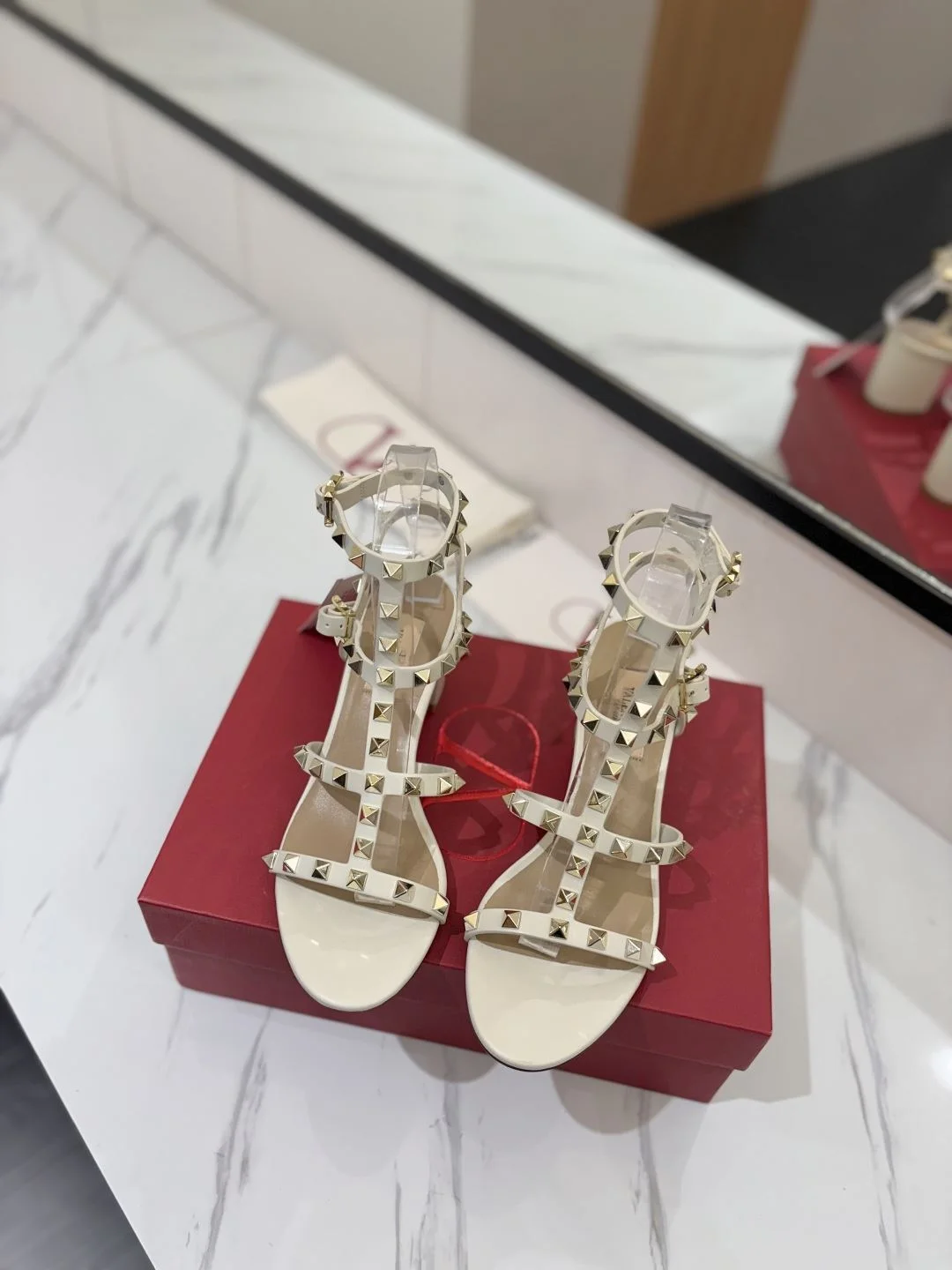 EyeCatching Valentino Sandals 35941
