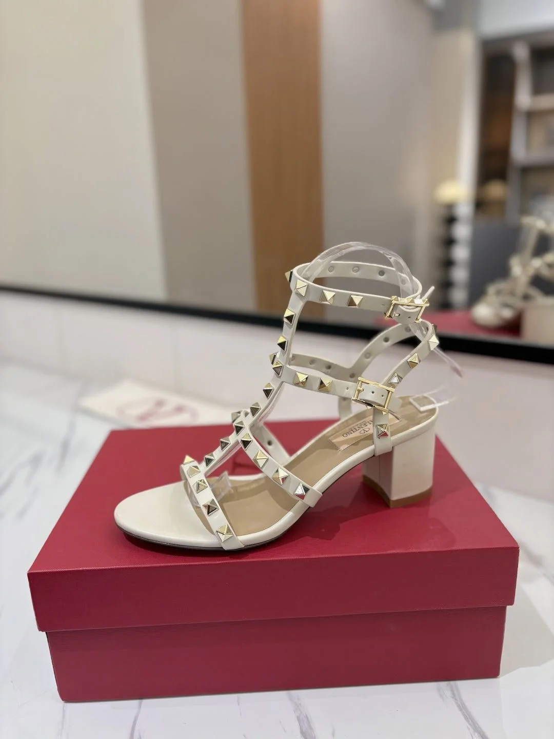 EyeCatching Valentino Sandals 35941