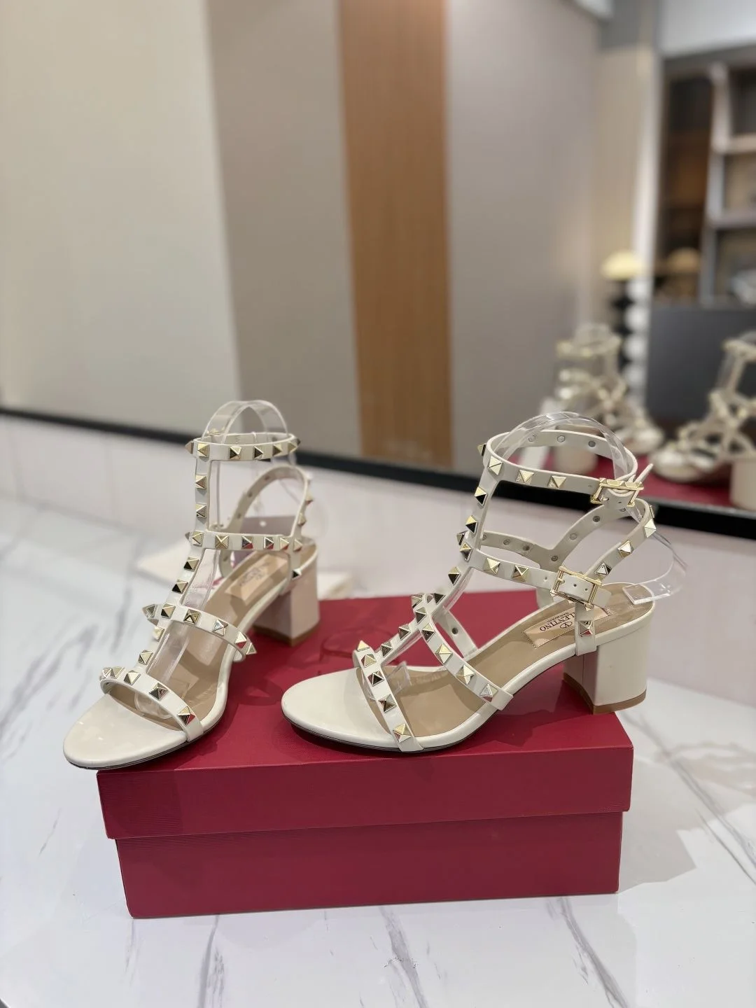 EyeCatching Valentino Sandals 35941