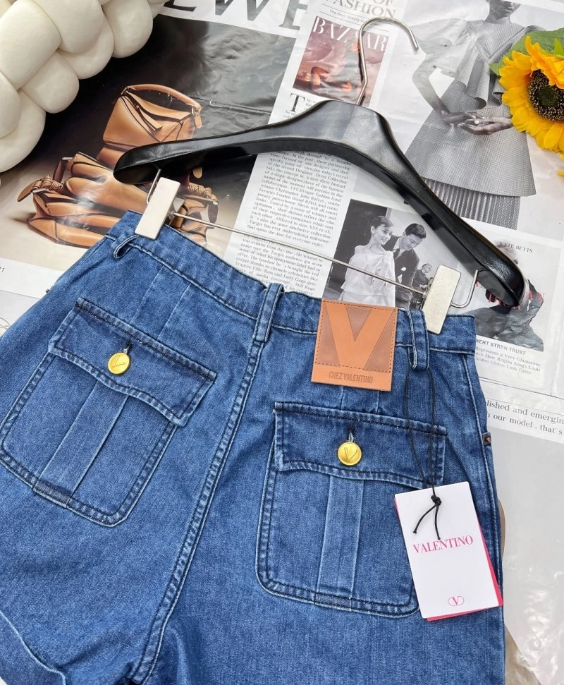 Unique Valentino Short Pants 174157
