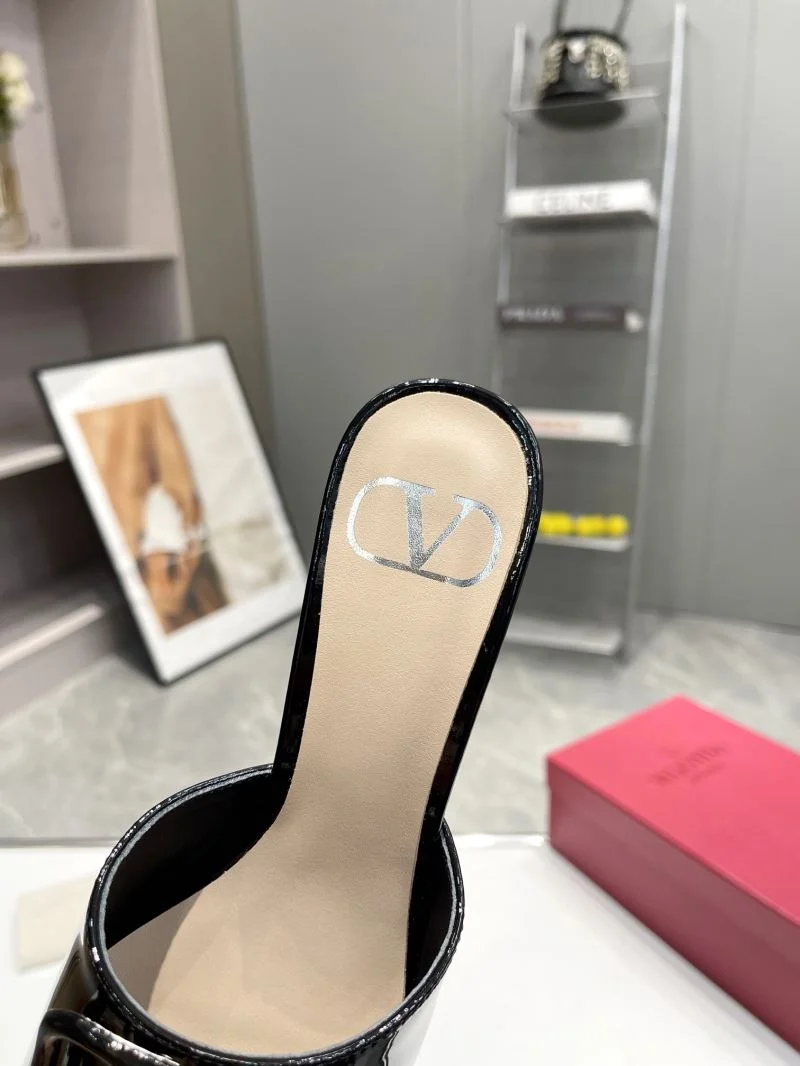Resilient Valentino Slippers 36572