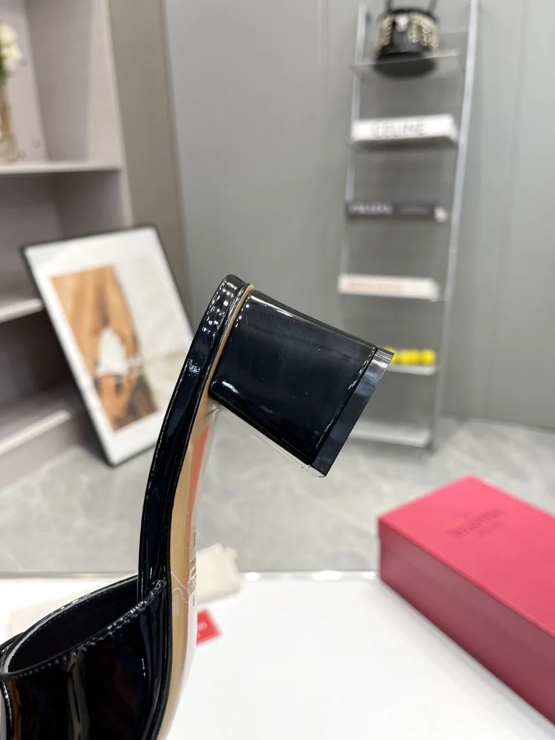 Resilient Valentino Slippers 36572