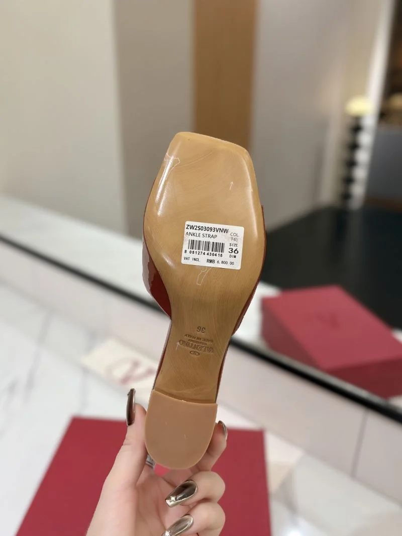 Valentino Slippers Versatile 36530